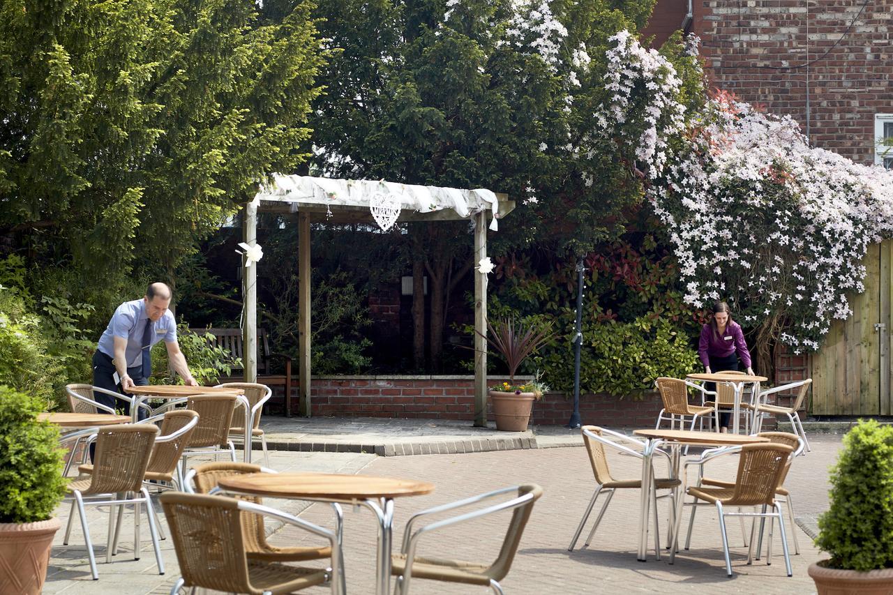 Alma Lodge Hotel Stockport Esterno foto